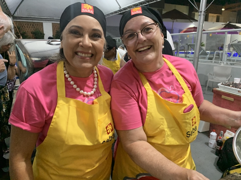 Jane Oliveira e Maristela Rissi Ferla, integrantes da cozinha feminina