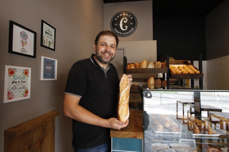 Alexandre abriu a filial do neg&oacute;cio com a esposa Jaqueline Foto: LUIZA PRADO/JC