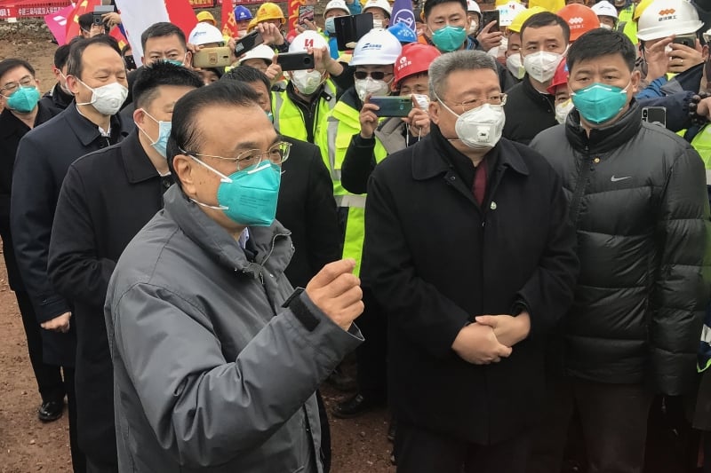 Premiê Li Keqiang (e) visitou Wuhan para demonstrar a seriedade com que Pequim está considerando o problema