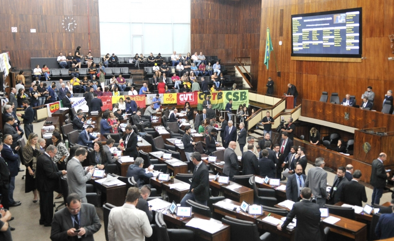 Alteração feita por parlamentares governistas garantiu aos docentes do Estado a remuneração por subsídio