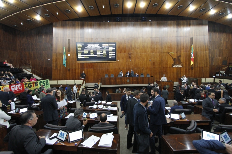 Sessão para votar os projetos do pacote do governo Leite seguirá durante a quarta-feira