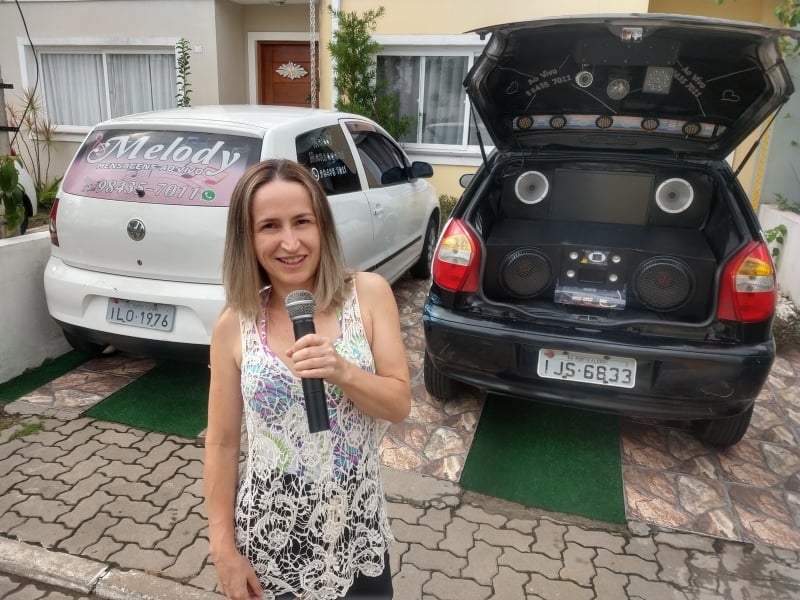 Madalena Terres, da equipe da Melody Mensagens, que tem demanda toda semana há 20 anos Foto: MAURO BELO SCHNEIDER/ESPECIAL/JC