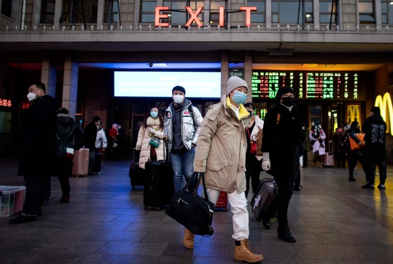 China, doença, coronavírus, máscaras de proteção Passengers, wearing protective facemasks, start to arrive from the provinces at the Beijing Railway Station on January 30, 2020. - The World Health Organization, which initially downplayed the severity of a disease that has now killed 170 nationwide, warned all governments to be 