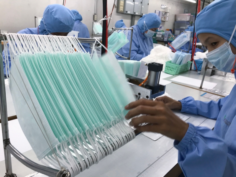 {'nm_midia_inter_thumb1':'https://www.jornaldocomercio.com/_midias/jpg/2020/01/30/206x137/1_fabrica_de_mascaras__coronavirus__tailandia__doenca__china__3_-8965390.jpg', 'id_midia_tipo':'2', 'id_tetag_galer':'', 'id_midia':'5e3323370d04e', 'cd_midia':8965390, 'ds_midia_link': 'https://www.jornaldocomercio.com/_midias/jpg/2020/01/30/fabrica_de_mascaras__coronavirus__tailandia__doenca__china__3_-8965390.jpg', 'ds_midia': 'Tecido usado nas m&aacute;scaras est&aacute; em falta e para substitu&iacute;-lo, empresas teriam de obter aprova&ccedil;&otilde;es', 'ds_midia_credi': 'JONATHAN KLEIN/AFP/JC', 'ds_midia_titlo': 'Tecido usado nas m&aacute;scaras est&aacute; em falta e para substitu&iacute;-lo, empresas teriam de obter aprova&ccedil;&otilde;es', 'cd_tetag': '1', 'cd_midia_w': '800', 'cd_midia_h': '600', 'align': 'Left'}