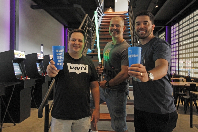 Novo bar de games, o Arcadea Pub, abre em Porto Alegre.
Na foto: Piettro Kayser Boscardin, Alberto Sebben Neto e Rafael Dias Borges Foto: LUIZA PRADO/JC