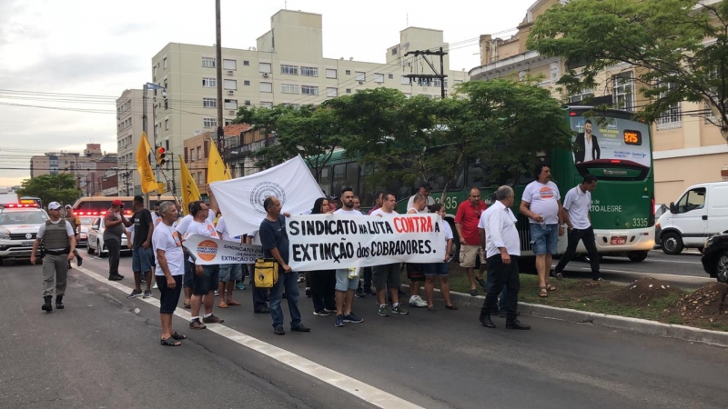 Rodoviários saíram em caminhada pelas ruas do centro até a Câmara de Vereadores de Porto Alegre