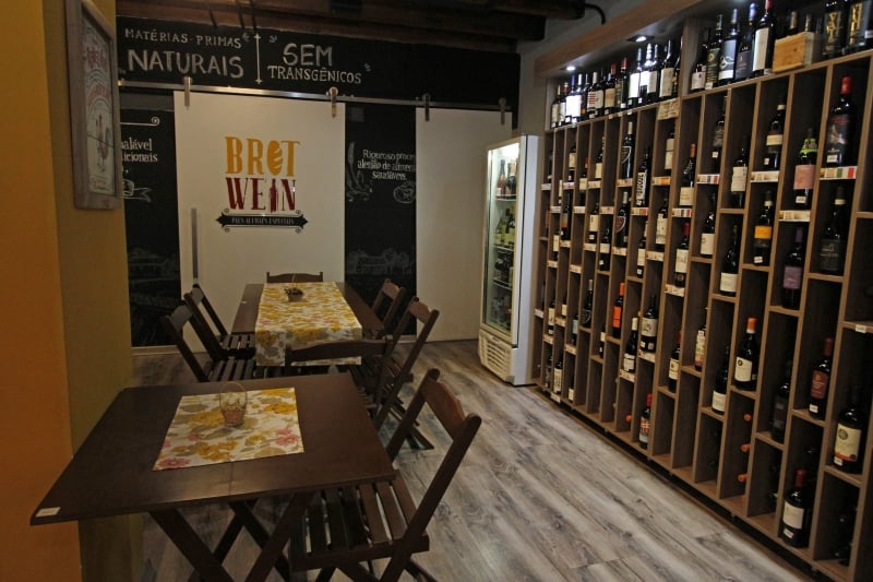 Entrevista com os donos da Brot Wein, para central de padarias.
 Foto: LUIZA PRADO/JC