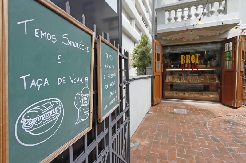 Entrevista com os donos da Brot Wein, para central de padarias.
 Foto: LUIZA PRADO/JC