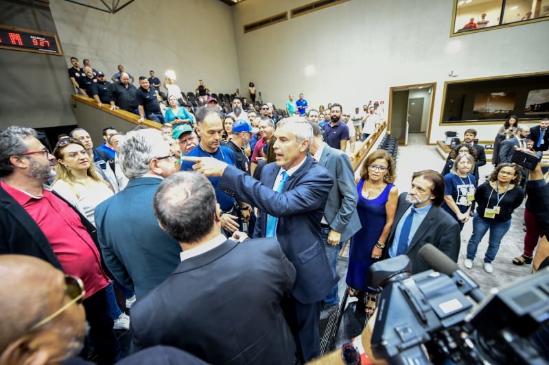 Falta de quórum e discussões marcaram a sessão extraordinária nesta sexta-feira