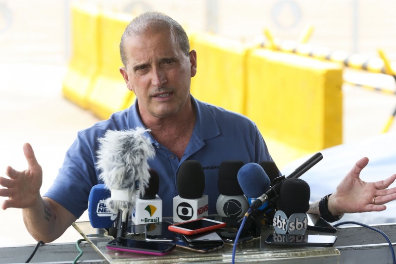 O ministro-chefe da Casa Civil, Onyx Lorenzoni, falou à imprensa , após reunião com o presidente Jair Bolsonaro no Palácio da Alvorada