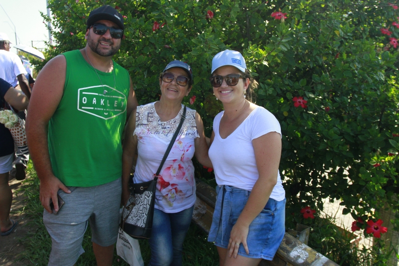 {'nm_midia_inter_thumb1':'https://www.jornaldocomercio.com/_midias/jpg/2020/02/02/206x137/1_nc020220_navegantes__226_-8968821.jpg', 'id_midia_tipo':'2', 'id_tetag_galer':'', 'id_midia':'5e36f2ed3900f', 'cd_midia':8968821, 'ds_midia_link': 'https://www.jornaldocomercio.com/_midias/jpg/2020/02/02/nc020220_navegantes__226_-8968821.jpg', 'ds_midia': 'Milene Lacerda e sua família durante a procissão de Navegantes, que saiu da Igreja do Rosário, entrou na avenida Mauá e seguiu pela Castelo Branco até o bairro Navegantes.', 'ds_midia_credi': 'NÍCOLAS CHIDEM/JC', 'ds_midia_titlo': 'Milene Lacerda e sua família durante a procissão de Navegantes, que saiu da Igreja do Rosário, entrou na avenida Mauá e seguiu pela Castelo Branco até o bairro Navegantes.', 'cd_tetag': '1', 'cd_midia_w': '800', 'cd_midia_h': '533', 'align': 'Left'}