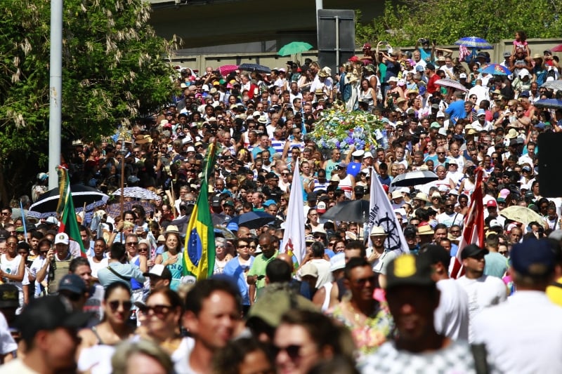 {'nm_midia_inter_thumb1':'https://www.jornaldocomercio.com/_midias/jpg/2020/02/02/206x137/1_nc020220_navegantes__254_-8968824.jpg', 'id_midia_tipo':'2', 'id_tetag_galer':'', 'id_midia':'5e36f2ed3900f', 'cd_midia':8968824, 'ds_midia_link': 'https://www.jornaldocomercio.com/_midias/jpg/2020/02/02/nc020220_navegantes__254_-8968824.jpg', 'ds_midia': 'Fieis acompanhando a procissão de Navegantes, que saiu da Igreja do Rosário, entrou na avenida Mauá e seguiu pela Castelo Branco até o bairro Navegantes.', 'ds_midia_credi': 'NÍCOLAS CHIDEM/JC', 'ds_midia_titlo': 'Fieis acompanhando a procissão de Navegantes, que saiu da Igreja do Rosário, entrou na avenida Mauá e seguiu pela Castelo Branco até o bairro Navegantes.', 'cd_tetag': '1', 'cd_midia_w': '800', 'cd_midia_h': '533', 'align': 'Left'}