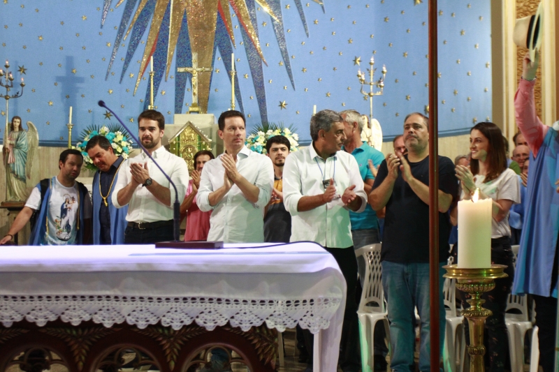 {'nm_midia_inter_thumb1':'https://www.jornaldocomercio.com/_midias/jpg/2020/02/02/206x137/1_nc020220_navegantes__45_-8968801.jpg', 'id_midia_tipo':'2', 'id_tetag_galer':'', 'id_midia':'5e36f2ed3900f', 'cd_midia':8968801, 'ds_midia_link': 'https://www.jornaldocomercio.com/_midias/jpg/2020/02/02/nc020220_navegantes__45_-8968801.jpg', 'ds_midia': 'Governador do RS Eduardo Leite, Prefeito de Porto Alegre Nelson Marchezan Jr. e o deputado estadual Sebastião Melo na missa que precedeu a procissão de Navegantes, que saiu da Igreja do Rosário, entrou na avenida Mauá e seguiu pela Castelo Branco até o bairro Navegantes.', 'ds_midia_credi': 'NÍCOLAS CHIDEM/JC', 'ds_midia_titlo': 'Governador do RS Eduardo Leite, Prefeito de Porto Alegre Nelson Marchezan Jr. e o deputado estadual Sebastião Melo na missa que precedeu a procissão de Navegantes, que saiu da Igreja do Rosário, entrou na avenida Mauá e seguiu pela Castelo Branco até o bairro Navegantes.', 'cd_tetag': '1', 'cd_midia_w': '800', 'cd_midia_h': '533', 'align': 'Left'}