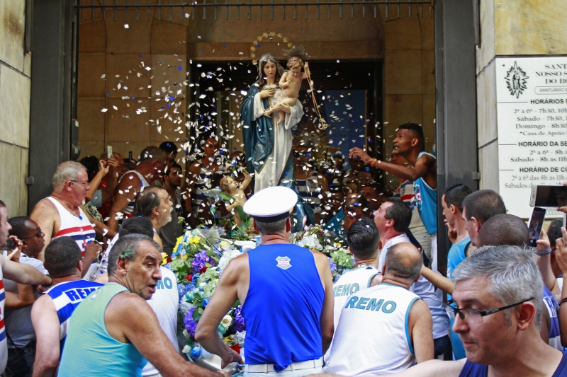 {'nm_midia_inter_thumb1':'https://www.jornaldocomercio.com/_midias/jpg/2020/02/02/206x137/1_nc020220_navegantes__80_-8968805.jpg', 'id_midia_tipo':'2', 'id_tetag_galer':'', 'id_midia':'5e36f2ed3900f', 'cd_midia':8968805, 'ds_midia_link': 'https://www.jornaldocomercio.com/_midias/jpg/2020/02/02/nc020220_navegantes__80_-8968805.jpg', 'ds_midia': 'Saída da procissão de Navegantes, que saiu da Igreja do Rosário, entrou na avenida Mauá e seguiu pela Castelo Branco até o bairro Navegantes.', 'ds_midia_credi': 'NÍCOLAS CHIDEM/JC', 'ds_midia_titlo': 'Saída da procissão de Navegantes, que saiu da Igreja do Rosário, entrou na avenida Mauá e seguiu pela Castelo Branco até o bairro Navegantes.', 'cd_tetag': '1', 'cd_midia_w': '800', 'cd_midia_h': '533', 'align': 'Left'}