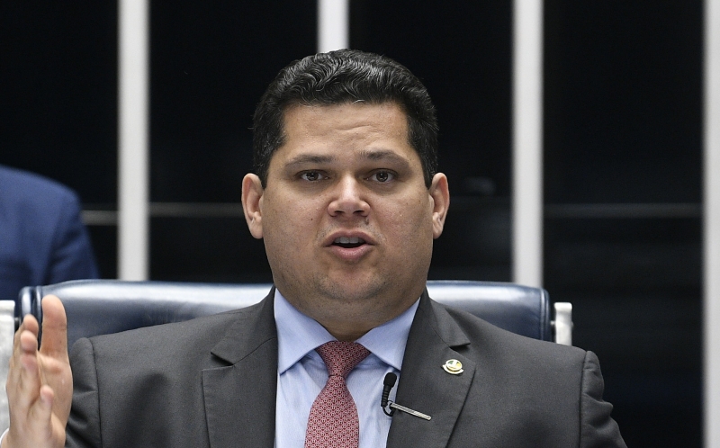 Davi Alcolumbre encabeça negociações com ministro Paulo Guedes