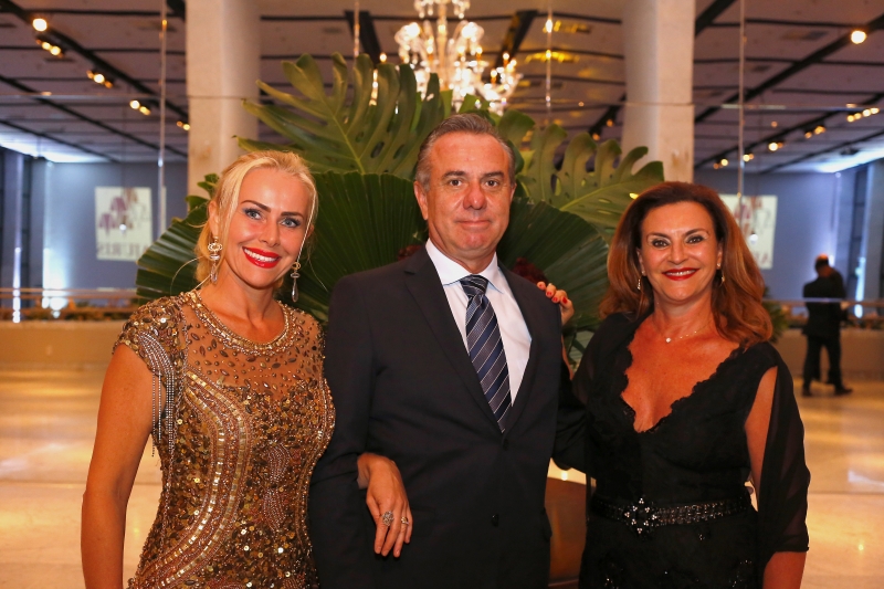 {'nm_midia_inter_thumb1':'https://www.jornaldocomercio.com/_midias/jpg/2020/02/03/206x137/1_ac030220_social___8_-8970442.jpg', 'id_midia_tipo':'2', 'id_tetag_galer':'', 'id_midia':'5e38c65f8fbb7', 'cd_midia':8970442, 'ds_midia_link': 'https://www.jornaldocomercio.com/_midias/jpg/2020/02/03/ac030220_social___8_-8970442.jpg', 'ds_midia': 'Giovana Farenzena e Marcos Ely Barbosa com a desembargadora Gláucia Dreher', 'ds_midia_credi': 'ANSELMO CUNHA/JC', 'ds_midia_titlo': 'Giovana Farenzena e Marcos Ely Barbosa com a desembargadora Gláucia Dreher', 'cd_tetag': '1', 'cd_midia_w': '800', 'cd_midia_h': '533', 'align': 'Left'}