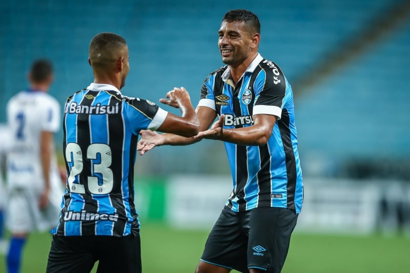 Diego Souza (direita) estreou com gol na vitória e cinco gols sobre o adversário