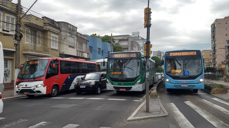 Operação tartaruga e caminhada em corredor de ônibus geraram lentidão no trânsito da Capital