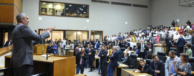 Líder do governo, Pinheiro (esquerda, na tribuna) quer articular acordo para acelerar votação