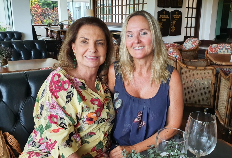 Suzana Chaves Barcellos e Claudia Lopes no animado almoço de domingo no Country Club
