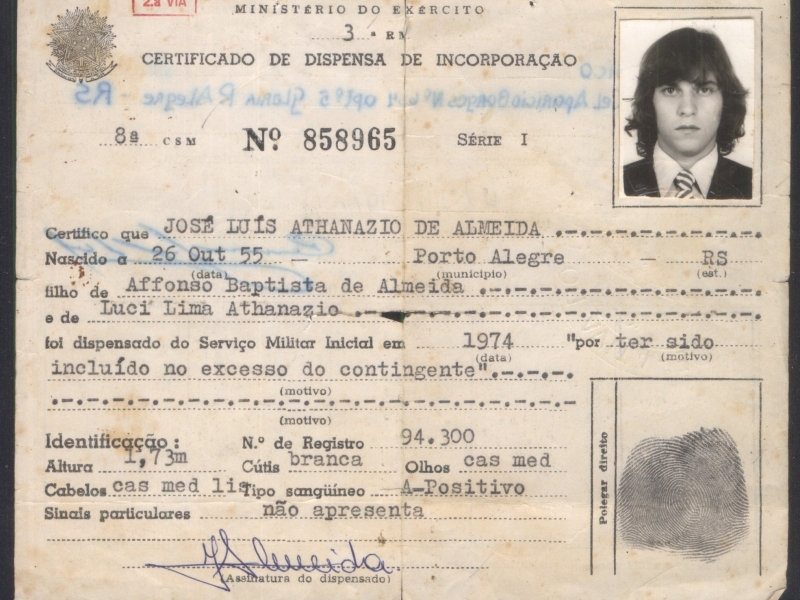 O ainda cabeludo Joe em fotografia de seu certificado de reservista