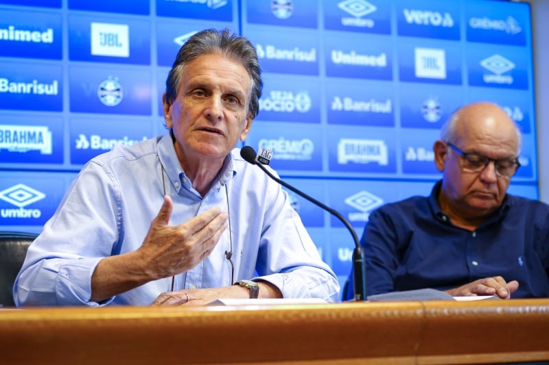 Romildo Bolzan apresenta o vice-presidente Paulo Luz, como novo vice-presidente de Futebol