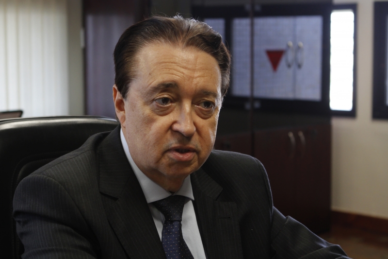 Presidente do Tribunal de Justiça do Estado, Voltaire de Lima Moraes no gabinete da presidência do TJRS.