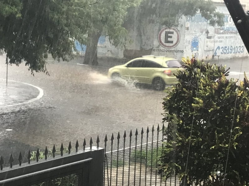 Na esquina das ruas Gomes Jardim e Domingos Crescêncio, carros tiveram dificuldade para passar