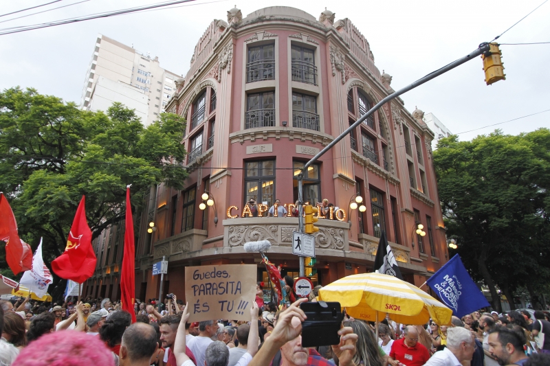 Grupo deu um abraço coletivo no prédio histórico de Porto Alegre