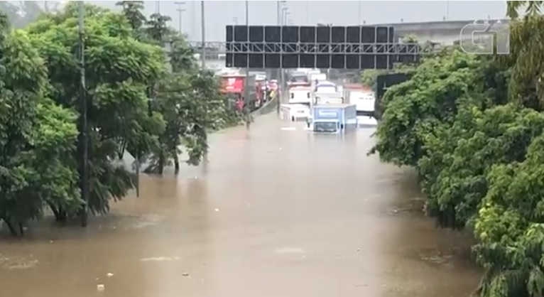 Forte chuva deixou veículos submersos e levou à interdição da ponte das Bandeiras na capital paulista 