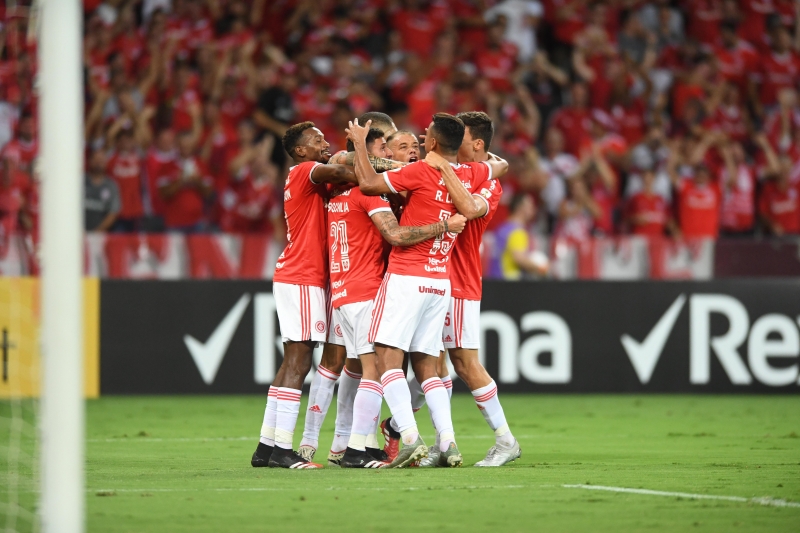 Jogadores colorados cercam Boschilla, autor do primeiro gol 