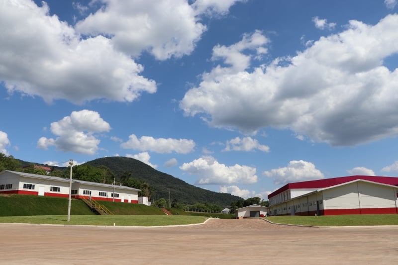 Com investimentos de R$ 100 milhes, nova unidade comea a abater hoje 11 mil frangos por dia