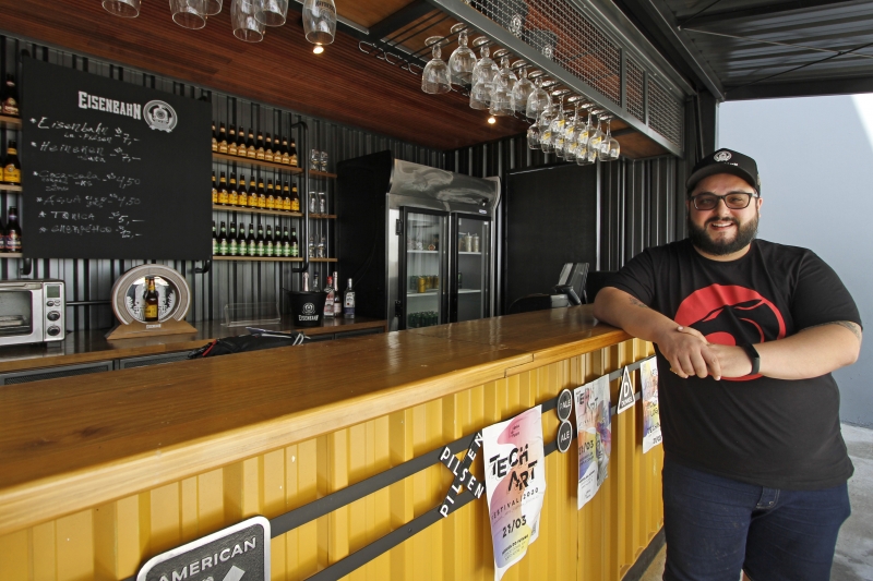Max Nardon trabalha como chef e CEO do Bar FdoF, na Capital  Foto: LUIZA PRADO/JC