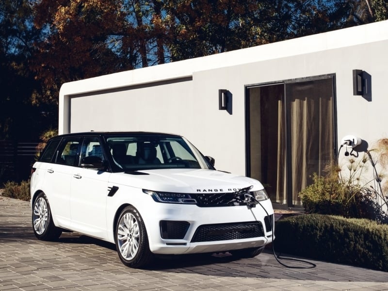 Em pontos de recarga específicos de 7 kW, as baterias são totalmente recarregadas em três horas