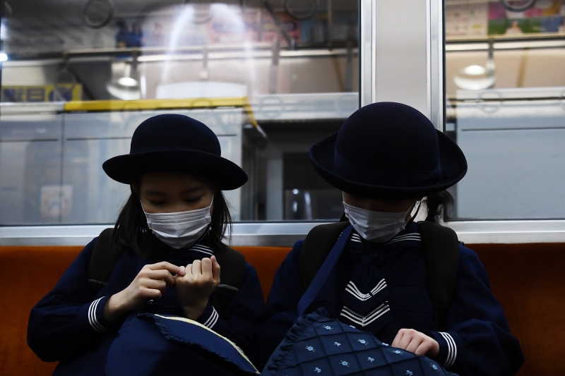 Enquanto jovens em Tóquio tentam se proteger, mulher morre na região metropolitana da metrópole