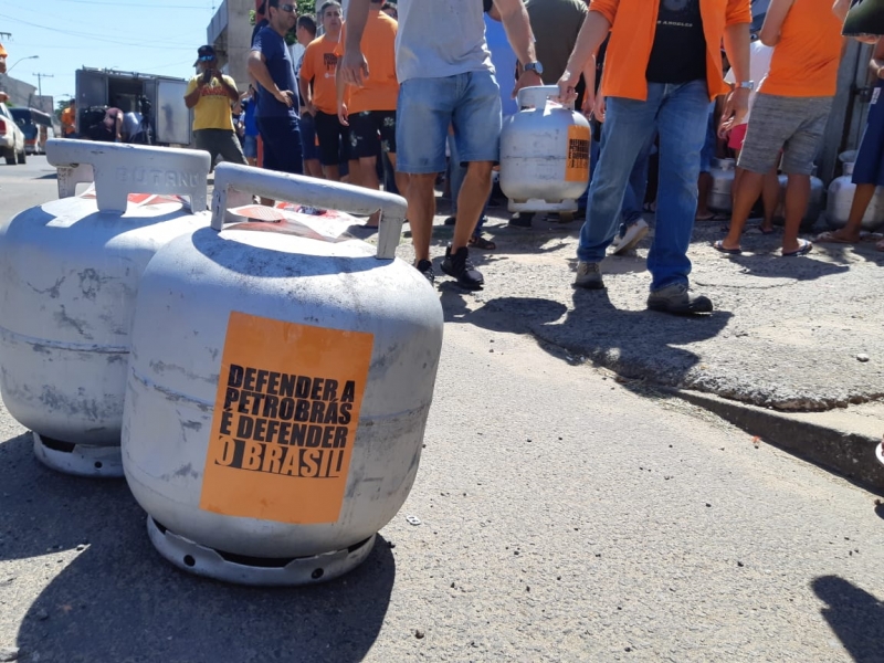 Petroleiros protestam contra o preço abusivo do botijão de gás de cozinha, que subiu 87%