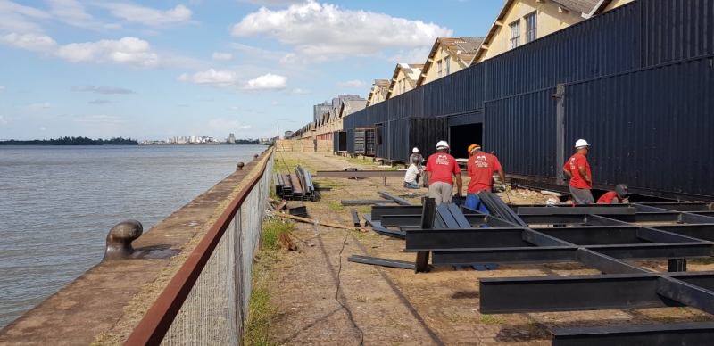 {'nm_midia_inter_thumb1':'https://www.jornaldocomercio.com/_midias/jpg/2020/02/14/206x137/1_embarcadero_obras_cais_maua_2-8981773.jpg', 'id_midia_tipo':'2', 'id_tetag_galer':'', 'id_midia':'5e4714576f48d', 'cd_midia':8981773, 'ds_midia_link': 'https://www.jornaldocomercio.com/_midias/jpg/2020/02/14/embarcadero_obras_cais_maua_2-8981773.jpg', 'ds_midia': 'Contêineres já estão sendo colocados; inauguração deve ser em março', 'ds_midia_credi': 'GABRIEL GURSKI/DIVULGAÇÃO/JC', 'ds_midia_titlo': 'Contêineres já estão sendo colocados; inauguração deve ser em março', 'cd_tetag': '1', 'cd_midia_w': '800', 'cd_midia_h': '388', 'align': 'Left'}