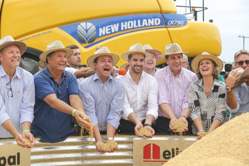 Governador Eduardo Leite participou da abertura da colheita do arroz