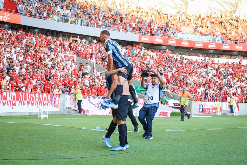 Diego Souza marcou o gol da vitória gremista nos acréscimos e comemorou perto da torcida