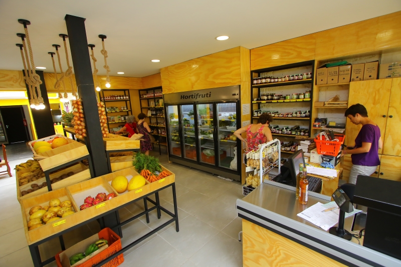 {'nm_midia_inter_thumb1':'https://www.jornaldocomercio.com/_midias/jpg/2020/02/15/206x137/1_mq150220_feira25-8981899.jpg', 'id_midia_tipo':'2', 'id_tetag_galer':'', 'id_midia':'5e480b5c84815', 'cd_midia':8981899, 'ds_midia_link': 'https://www.jornaldocomercio.com/_midias/jpg/2020/02/15/mq150220_feira25-8981899.jpg', 'ds_midia': 'Cooperativa Gira Sol', 'ds_midia_credi': 'MARCO QUINTANA/JC', 'ds_midia_titlo': 'Cooperativa Gira Sol', 'cd_tetag': '1', 'cd_midia_w': '800', 'cd_midia_h': '533', 'align': 'Left'}