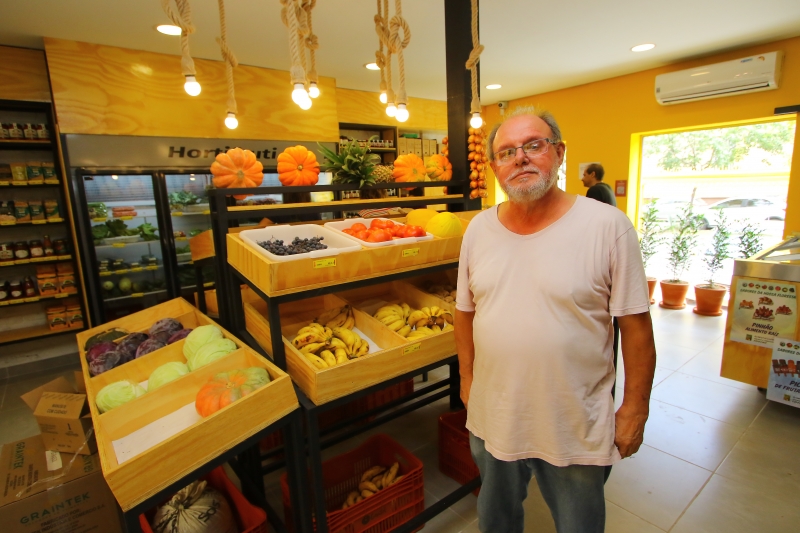 {'nm_midia_inter_thumb1':'https://www.jornaldocomercio.com/_midias/jpg/2020/02/15/206x137/1_mq150220_feira53-8981905.jpg', 'id_midia_tipo':'2', 'id_tetag_galer':'', 'id_midia':'5e480b5c84815', 'cd_midia':8981905, 'ds_midia_link': 'https://www.jornaldocomercio.com/_midias/jpg/2020/02/15/mq150220_feira53-8981905.jpg', 'ds_midia': 'Cooperativa Gira Sol.  Na foto: Luiz Antônio Brenner Guimarães ( policial da reserva )', 'ds_midia_credi': 'MARCO QUINTANA/JC', 'ds_midia_titlo': 'Cooperativa Gira Sol.  Na foto: Luiz Antônio Brenner Guimarães ( policial da reserva )', 'cd_tetag': '1', 'cd_midia_w': '800', 'cd_midia_h': '533', 'align': 'Left'}