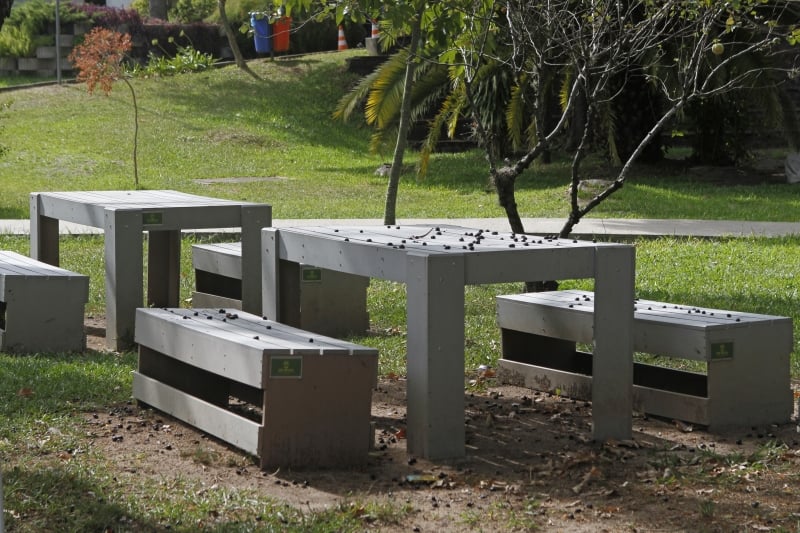 No campus da Pucrs, mesas e bancos usados pelo Canal Café são produzidos com material reciclado