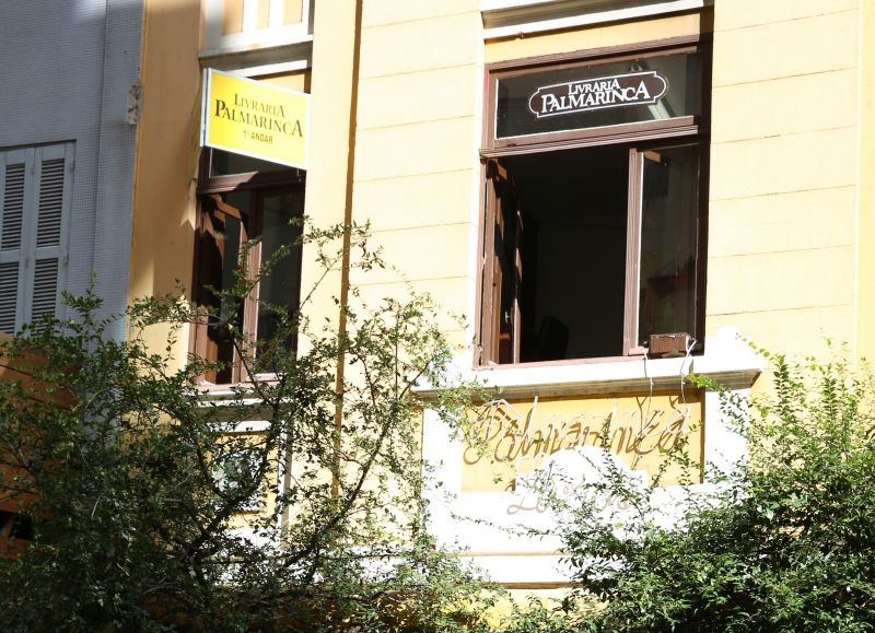 {'nm_midia_inter_thumb1':'https://www.jornaldocomercio.com/_midias/jpg/2020/02/17/206x137/1_palmarinca-8982566.jpg', 'id_midia_tipo':'2', 'id_tetag_galer':'', 'id_midia':'5e4a99a0494c9', 'cd_midia':8982566, 'ds_midia_link': 'https://www.jornaldocomercio.com/_midias/jpg/2020/02/17/palmarinca-8982566.jpg', 'ds_midia': 'PORTO ALEGRE-RS - 27/03/2014. Livraria Palmarinca. Foto: Marcos Nagelstein', 'ds_midia_credi': 'MARCOS NAGELSTEIN/ARQUIVO/JC', 'ds_midia_titlo': 'PORTO ALEGRE-RS - 27/03/2014. Livraria Palmarinca. Foto: Marcos Nagelstein', 'cd_tetag': '1', 'cd_midia_w': '800', 'cd_midia_h': '579', 'align': 'Left'}