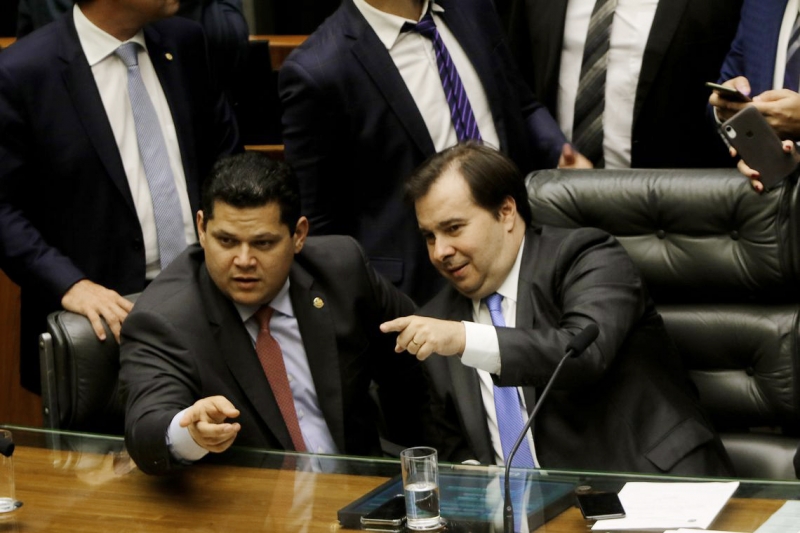 Presidentes da Câmara, Rodrigo Maia (DEM-RJ, à direita), e do Senado, Davi Alcolumbre (DEM-AP) focam na reforma administrativa