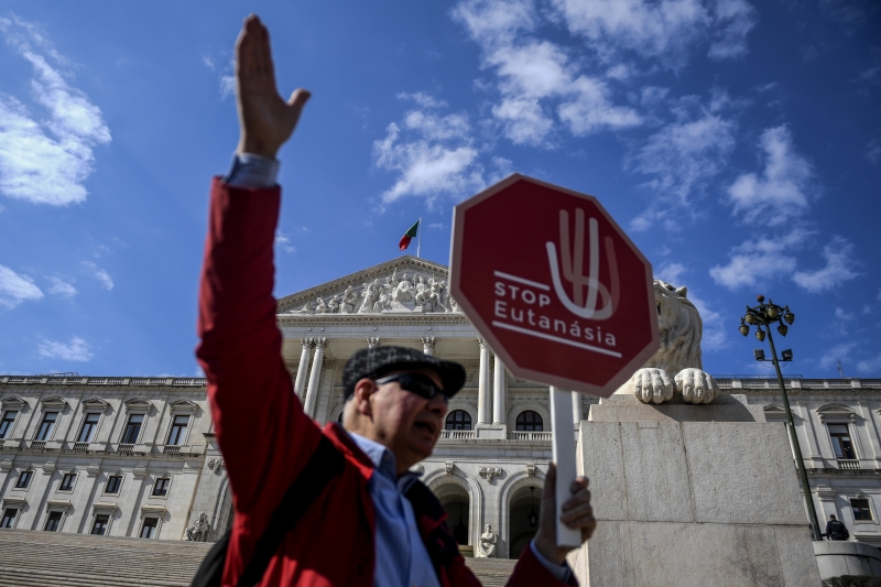 Manifestantes se reuniram em frente ao Parlamento, em Lisboa, para protestar a decisão