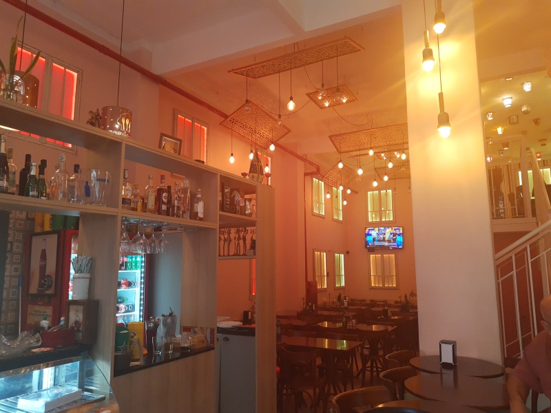 Ref&uacute;gios possui dois andares na &aacute;rea interna para acomodar os clientes Foto: Luka Pumes/Especial/JC