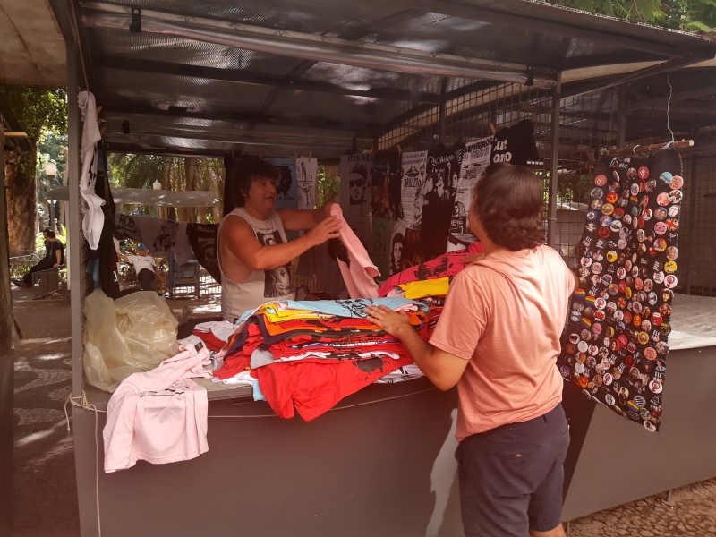 Beto Borgoni ganha a vida com a produ&ccedil;&atilde;o de camisetas personalizadas Foto: Luka Pumes/Especial/JC