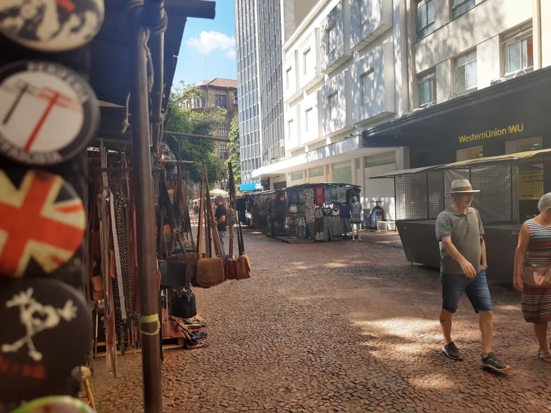 Feira de Artesanato sobrevive h&aacute; 30 anos na Pra&ccedil;a da Alf&acirc;ndega  Foto: Luka Pumes/Especial/JC