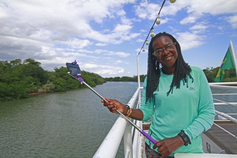 {'nm_midia_inter_thumb1':'https://www.jornaldocomercio.com/_midias/jpg/2020/02/20/206x137/1_nc200220_cisnebranco__173_-8987872.jpg', 'id_midia_tipo':'2', 'id_tetag_galer':'', 'id_midia':'5e4f0a04332ff', 'cd_midia':8987872, 'ds_midia_link': 'https://www.jornaldocomercio.com/_midias/jpg/2020/02/20/nc200220_cisnebranco__173_-8987872.jpg', 'ds_midia': 'Marinéia, professora do Rio de Janeiro, no passeio do Cisne Branco.', 'ds_midia_credi': 'NÍCOLAS CHIDEM/JC', 'ds_midia_titlo': 'Marinéia, professora do Rio de Janeiro, no passeio do Cisne Branco.', 'cd_tetag': '1', 'cd_midia_w': '800', 'cd_midia_h': '533', 'align': 'Left'}