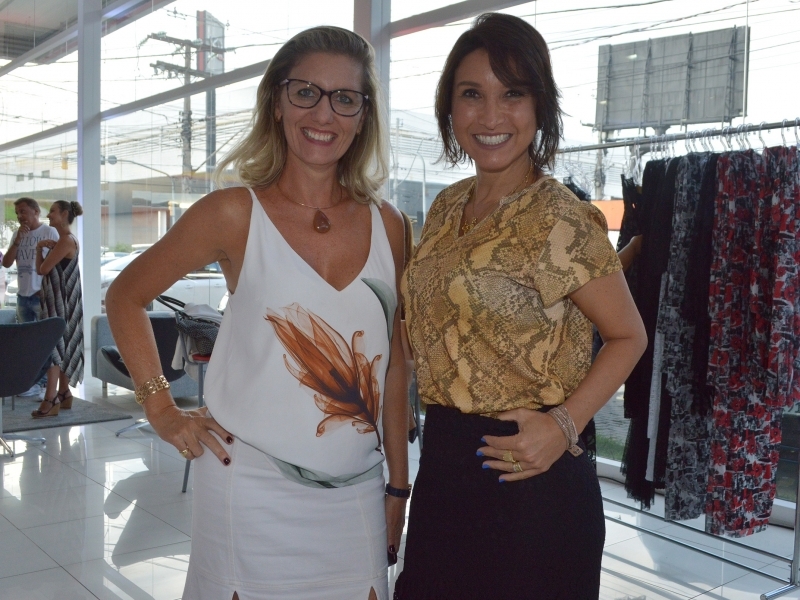 Claudia Horbe e Comandante Nádia no desfile da Dulcet, na Kia Sun Motors